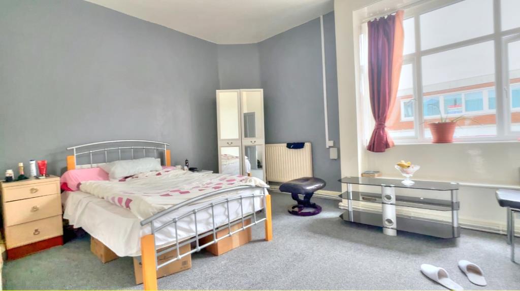 Lot: 170 - FREEHOLD MIXED USE INVESTMENT IN TOWN CENTRE - Double bedroom in largest flat